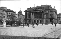 Magyarország, Budapest VII.,Budapest VIII., Blaha Lujza tér (ekkor ez a szakasz a Népszínház utcához tartozott). Balra a Rákóczi (Kerepesi) út, szemben a Népszínház (a későbbi Nemzeti Színház) épülete., 1903, Deutsche Fotothek / Brück und Sohn, Best of, eklektikus építészet, Fellner és Helmer-terv, nemzeti színház, hirdetőoszlop, épületszobor, kupola, plakát, Budapest, Fortepan #277668