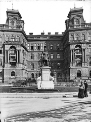 Hungary, Budapest VI., Kodály körönd (Körönd), szemben Bethlen Gábor szobra (ifjabb Vastagh György, 1902.), 1948-ban áthelyezték a Hősök terén álló Millenniumi Emlékműbe., 1904, Deutsche Fotothek / Brück und Sohn, sculpture, architectural ornament, Gábor Bethlen-portrayal, Budapest, Fortepan #277683