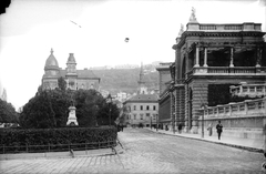 Hungary, Budapest I., Ybl Miklós tér, szemben Ybl Milós szobra (Mayer Ede, 1986.), mögötte a Várkert Kioszk tornya és a Várkert rakpart (Zita királyné út) 7. a Lyka-palota sarok kupolája látszik. Jobbra a Várkert Bazár,, 1904, Deutsche Fotothek / Brück und Sohn, sculpture, Miklós Ybl-design, Miklós Ybl-portrayal, Budapest, Fortepan #277703