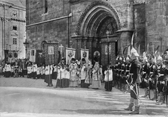 Hungary, Budapest I., Szentháromság tér, Szent Jobb körmenet résztvevői a Mátyás-templom előtt, Szent István napján., 1904, Deutsche Fotothek / Brück und Sohn, uniform, march, crucifix, priest, procession, Budapest, Fortepan #277704