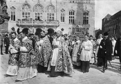 Hungary, Budapest I., Szentháromság tér, Szent Jobb körmenet résztvevői a Mátyás-templom előtt, Szent István napján. Háttérben a Pénzügyminisztérium épülete, 1904, Deutsche Fotothek / Brück und Sohn, vestments, bishop, priest, procession, Budapest, Fortepan #277705