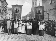 Hungary, Budapest I., Tárnok utca, Szent Jobb körmenet résztvevői, Szent István napján. Háttérben jobbra a Szentháromság téren a Mátyás-templom., 1904, Deutsche Fotothek / Brück und Sohn, crucifix, Budapest, Fortepan #277706