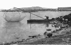 Hungary, Budapest IX.,Budapest XI., ferencvárosi Duna-part, jobbra az Összekötő vasúti híd, háttérben a Gellért-hegy a Citadellával., 1904, Deutsche Fotothek / Brück und Sohn, barge, shore, fishing net, Budapest, Fortepan #277709