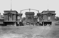 Hungary, Budapest V., Széchenyi István (Ferenc József) tér, a Széchenyi Lánchíd pesti hídfője, háttérben a budai Vár., 1904, Deutsche Fotothek / Brück und Sohn, Best of, William Tierney Clark-design, suspension bridge, ad, Budapest, Fortepan #277714