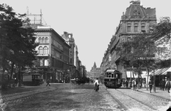 Hungary, Budapest V., Rákóczi (Kerepesi) út az Astória kereszteződésénél, szemben a Kossuth Lajos utca házsora., 1904, Deutsche Fotothek / Brück und Sohn, Best of, tram, street view, Horse-drawn carriage, pedestrian, Budapest, Fortepan #277717