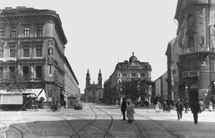 Magyarország, Budapest. Barossgasse mit Kaufhaus gegen Josefstädter Kirche, 1904, 1904, Deutsche Fotothek / Brück und Sohn, Best of, sarokház, hirdetőoszlop, nyilvános WC, reklám, talicska, erkély, dombormű, kávéház, templom, dátum felirat, divatáru, vaskereskedés, sínpálya, útkereszteződés, tricikli, felirat, kalapos, újság, postajármű, Fortepan #277718