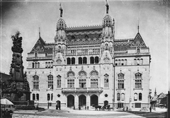 Hungary, Budapest I., Szentháromság tér, balra a Szentháromság-szobor, szemben a Pénzügyminisztérium épülete., 1904, Deutsche Fotothek / Brück und Sohn, public building, architectural ornament, building statue, sunshades, Holy Trinity Statue, Sándor Fellner-design, Neo-Gothic-style, Budapest, Fortepan #277723