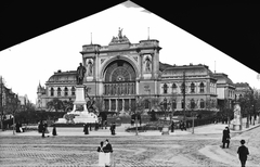 Hungary, Budapest VII.,Budapest VIII., Baross tér, Baross Gábor szobra (Szécsi Antal, 1898.) a Keleti pályaudvar előtt., 1904, Deutsche Fotothek / Brück und Sohn, sculpture, public building, architectural ornament, building statue, ad pillar, Gábor Baross-portrayal, János Feketeházy-design, Gyula Rochlitz-design, train station, Budapest, Fortepan #277724