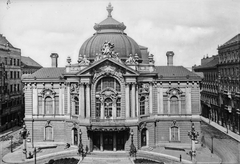 Hungary, Budapest XIII., Szent István (Lipót) körút, Vígszínház, balra a Pannónia utca, jobbra a Ditrói Mór (Báró Aczél) utca., 1905, Deutsche Fotothek / Brück und Sohn, gas lamp, architectural ornament, building statue, driveway, Fellner and Helmer-design, theater, Budapest, Fortepan #277726