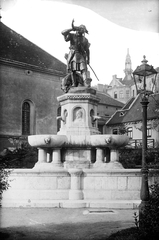 Hungary, Budapest I., Corvin tér, a Lajos kútja (Millacher-kút, Holló Barnabás, 1904.), balra a Budai kapucinus templom., 1905, Deutsche Fotothek / Brück und Sohn, sculpture, Fountain, Budapest, Fortepan #277746