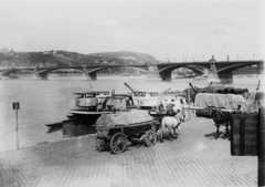 Hungary, Budapest V.,Budapest II., uszályok a pesti alsó rakpartnál, háttérben a Margit híd., 1905, Deutsche Fotothek / Brück und Sohn, Horse-drawn carriage, bridge, carrying loads, barrel, port, brick, crane, Budapest, Fortepan #277755