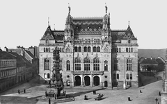 Magyarország, budai Vár, Budapest I., Szentháromság tér, Pénzügyminisztérium, előtte a Szentháromság-szobor., 1906, Deutsche Fotothek / Brück und Sohn, szoborcsoport, szentháromság szobor, épületszobor, Fellner Sándor-terv, neogótika, középület, épített örökség, Budapest, Fortepan #277769