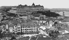 Magyarország, Tabán, Budapest I., kilátás a Gellérthegyről a Királyi Palota (később Budavári Palota) felé, balra a Fehérsas téri iskola., 1906, Deutsche Fotothek / Brück und Sohn, Budapest, Fortepan #277771