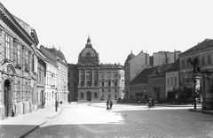 Magyarország, budai Vár, Budapest I., Dísz tér, szemben a Honvéd Főparancsnokság, előtte balra a Külügyminisztérium épülete és a Batthyány palota. Jobb szélen a Honvéd-szobor (Zala György, 1893.) látható., 1906, Deutsche Fotothek / Brück und Sohn, Best of, gázlámpa, középület, szobor, épületdísz, hirdetőoszlop, tér, Budapest, Fortepan #277776