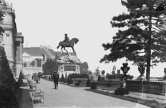 Magyarország, budai Vár, Budapest I., Savoyai terasz, Savoyai Jenő lovasszobra (Róna József, 1899.) a Királyi Palota (később Budavári Palota) előtt. Háttérben balra a Turul szobor és a Sándor-palota látható., 1906, Deutsche Fotothek / Brück und Sohn, pad, háttal, lovas szobor, Savoyai Jenő-ábrázolás, Turul-szobor, Budapest, Fortepan #277784