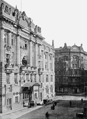 Magyarország, Budapest VI., Liszt Ferenc tér, Zeneakadémia (Liszt Ferenc Zeneművészeti Egyetem, korábban: Főiskola). Távolabb a Király utca - Kertész utca sarkán álló épület látható., 1907, Deutsche Fotothek / Brück und Sohn, Budapest, Fortepan #277795