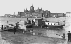 Hungary, Budapest I.,Budapest V., alsó rakpart a Batthyány térnél, csavargőzösök, az úgynevezett propellerek kikötője. A Duna túlpartján a Parlament., 1907, Deutsche Fotothek / Brück und Sohn, Best of, mooring bollard, label, board, ship, Imre Steindl-design, Neo-Gothic-style, parliament, river, Budapest, Fortepan #277798