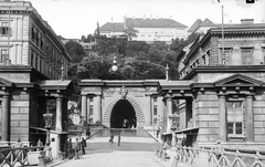 Hungary, Budapest I., a Széchenyi Lánchíd budai hídfője a vámszedő épületekkel. Távolabb a Clark Ádám (Lánchíd) tér és az Alagút., 1907, Deutsche Fotothek / Brück und Sohn, tunnel, Budapest, Fortepan #277806