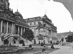 Hungary, Budapest I., Savoyai terasz, Savoyai Jenő lovasszobra (Róna József, 1899.) a Királyi Palota (később Budavári Palota) előtt. Jobb szélen a háttérben a Sándor-palota., 1907, Deutsche Fotothek / Brück und Sohn, palace, flight of stairs, horse sculpture, Budapest, Fortepan #277809