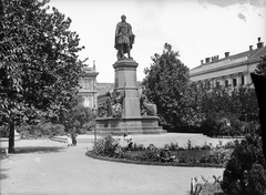 Hungary, Budapest V., Széchenyi István (Ferenc József) tér, Széchenyi István szobra (Engel József, 1880.), háttérben balra a Magyar Tudományos Akadémia. Jobbra az Európa szálló épülete., 1907, Deutsche Fotothek / Brück und Sohn, Budapest, Fortepan #277812