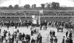 Magyarország, Budapest XIV., "városligeti" Lóversenytér a későbbi Népstadion helyén, nagyverseny előtti parádé. Háttérben a Magyar Állami Földtani Intézet látszik., 1908, Deutsche Fotothek / Brück und Sohn, Best of, közönség, lóverseny, Budapest, Fortepan #277818