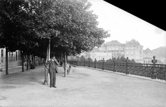 Hungary, Budapest I., Tóth Árpád (Bástya) sétány, szemben a József főhercegi palota, előtte balra a hozzátartozó istálló, távolabb a Királyi Palota (ma Budavári Palota) részlete látható., 1908, Deutsche Fotothek / Brück und Sohn, railing, walkway, Budapest, Fortepan #277828