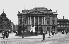 Hungary, Budapest VIII.,Budapest VII., Blaha Lujza tér (ekkor ez a szakasz a Népszínház utcához tartozott). Balra a Rákóczi (Kerepesi) út, szemben a Népszínház (a későbbi Nemzeti Színház) épülete, előtte Tinódi Lantos Sebestyén szobra (Bezerédi Gyula, 1907.)., 1908, Deutsche Fotothek / Brück und Sohn, Best of, tram, gas lamp, public building, sculpture, public clock, eclectic architecture, Fellner and Helmer-design, national theater, Budapest, Fortepan #277832