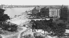 Hungary, Budapest XI., kilátás a Duna és túlpartján az elevátorház felé. Előtérben a Szent Gellért tér, szemben balra a Királyi József Műegyetem (később Budapesti Műszaki és Gazdaságtudományi Egyetem) kupolás épülte. Jobb szélen a Bartók Béla (Fehérvári) út sarkán álló épülettömbök láthatók., 1909, Deutsche Fotothek / Brück und Sohn, Best of, picture, tram, store display, shader, hotel, ship, cab-horse, river, Budapest, Fortepan #277841