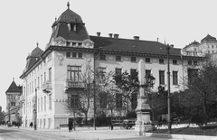 Hungary, Budapest I., Dózsa György (Palota) tér, jobbra az Attila út (körút), szemben a Magyar királyi darabont testőrségi kapitányság épülete., 1908, Deutsche Fotothek / Brück und Sohn, vanished building, Budapest, Fortepan #277847