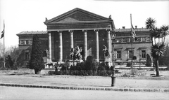 Hungary, Budapest XIV., a mai Hősök tere, a Műcsarnok előtt Zala György szobrászművész 1906-ban a Milleneumi Emlékműhöz készült alkotásai. Ekkor ezek nem kerültek fel, balra a Tudás és Dicsőség, középen a Háború, jobbra a Munka és Jólét szobra., 1909, Deutsche Fotothek / Brück und Sohn, museum, Neoclassical architecture, Budapest, Fortepan #277852