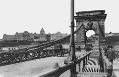 Magyarország, Budapest V.,Budapest I., a Széchenyi Lándhíd a pesti hídfője, balra a Királyi Palota (később Budavári Palota)., 1911, Deutsche Fotothek / Brück und Sohn, Budapest, fiáker, lovaskocsi, címer, Fortepan #277869