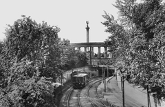 Magyarország, Városliget, Budapest XIV., a Millenniumi Földalatti Vasút a Hősök terénél, háttérben a Millenniumi emlékmű., 1912, Deutsche Fotothek / Brück und Sohn, Budapest, Fortepan #277878