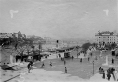 Magyarország, Budapest V., kilátás az Erzsébet híd pesti hídfőjétől a Széchenyi Lánchíd felé. Előtérben a március 15. (Eskü) tér, távolabb a Petőfi tér., 1906, Deutsche Fotothek / Brück und Sohn, utcaseprő, lovaskocsi, szobor, hirdetőoszlop, villamos, ikrek, Budapest, Fortepan #277881