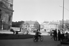 Magyarország, Pápa, Fő tér, balra a Nagytemplom., 1965, Artfókusz, Fábián József, kerékpár, Fortepan #277925