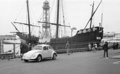 Spain, Barcelona, kikötő, előtérben a Santa Maria, Kolombusz Kristóf hajójának replikája. Háttérben a kikötő és a Montjuic hegy közötti kabinos drótkötélpálya állomása (Torre Jaime I)., 1968, Artfókusz, Volkswagen Beetle, Fortepan #277939