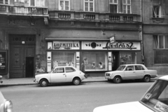 Magyarország, Budapest VII., Király (Majakovszkij) utca 99., a VÉNUSZ Fodrász Szövetkezet 30-as fiókja, női fodrász, kozmetika., 1981, Artfókusz, Fábián József, Budapest, fodrászat, kozmetika, automobil, Fortepan #277941