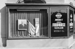 Hungary, Budapest XIV., Hermina (Május 1.) út - Thököly út sarok, "Május 1" férfi fodrász szalon., 1966, Artfókusz, Best of, Budapest, Show window, Lenin-portrayal, political decoration, Fortepan #277982