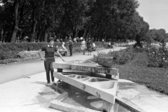 Hungary, Balatonfüred, a Tagore sétány a kikötőnél. A felvétel Metky Ödön szobrászművész metlachittal burkolt ivókútjánál készült., 1966, Artfókusz, Fortepan #278005