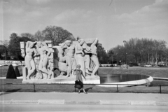 Franciaország, Párizs, Trocadéro-kert, a La joie de vivre című szoborcsoport (Léon-Ernest Drivier, 1937.)., 1964, Artfókusz, Fábián József, hölgy, szoborcsoport, Fortepan #278064