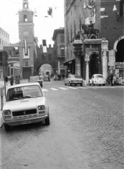 Olaszország, Ferrara, Piazza della Cattedrale a Corso Martiri della Libertà felől nézve, szemben a Corso Porta Reno elején a Torre dell'Orologio. Jobbra a Comune di Ferrara - Palazzo Municipale (a Ferrara-i városháza)., 1970, Artfókusz, Fábián József, Fortepan #278096