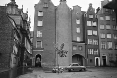 Lengyelország, Gdańsk, ulica Pończoszników, szemben az árkádon túl a Hosszú Piac (Dlugi Targ), és ott balra a Zöld Kapu (Brama Zielona)., 1963, Artfókusz, Fábián József, épület, automobil, Fortepan #278124