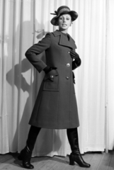 1968, Artfókusz, boots, shadow, winter coat, hat, fashion photo, Fortepan #278132