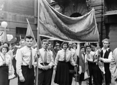 Magyarország, Budapest VI., Király (Majakovszkij) utca, május 1-i felvonulás résztvevői a 76-os számú ház előtt. Háttérben jobbra az Eötvös utca torkolata., 1958, Artfókusz, Fábián József, felvonulás, csoportkép, Budapest, Fortepan #278148