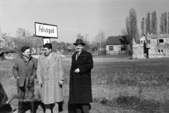 Hungary, Göd, Felsőgöd (ekkor önálló, ma a város része), 2-es főút (később Pesti út), a felvétel a település határában készült. Háttérben a későbbi Új utca melletti épületek láthatók., 1960, Artfókusz, place-name signs, men, three people, Fortepan #278261