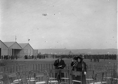 Svájc, Zürich, Dübendorf repülőtere, Farman-Voisin típusú repülőgép bemutató repülése. "Dübendorfi Légihét" 1910. október 22-26., 1910, Schoch Frigyes, közlekedés, repülőtér, biplán, hárman, hangár, repülőgép, Fortepan #27830