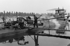 Hungary, Budapest III., Duna-part az Újlaki rakpart alatt, háttérben a Margit-sziget., 1957, Artfókusz, barge, Budapest, Fortepan #278315