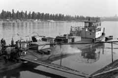 Hungary, Budapest III., Duna-part az Újlaki rakpart alatt, háttérben balra a Margit-sziget, jobbra a ködbe vesző budai Vár., 1957, Artfókusz, barge, Budapest, Fortepan #278316