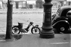 Magyarország, Budapest V.,Budapest VII., Károly (Tanács) körút, szemben a 7-es számú ház., 1959, Artfókusz, Fábián József, motorkerékpár, moped, Jawa 50 Pionyr, Budapest, Fortepan #278356