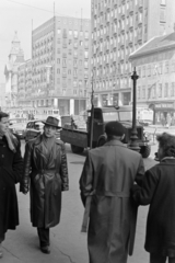 Magyarország, Budapest V.,Budapest VII., Károly (Tanács) körút, a felvétel a Gerlóczy utca és a Bárczy István utca közötti üzletsornál készült. Szemben a túloldalon a Madách-házak, hátrébb az Anker-ház., 1959, Artfókusz, Fábián József, bőrkabát, kalap, villamos, teherautó, Ganz UV, GAZ M21 Volga, Budapest, Fortepan #278358