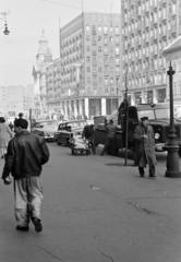 Magyarország, Budapest V.,Budapest VII., Károly (Tanács) körút, a felvétel a Gerlóczy utca és a Bárczy István utca közötti üzletsornál készült. Szemben a túloldalon a Madách-házak, hátrébb az Anker-ház., 1959, Artfókusz, Fábián József, utcakép, Madách-házak, GAZ M21 Volga, Budapest, Fortepan #278359